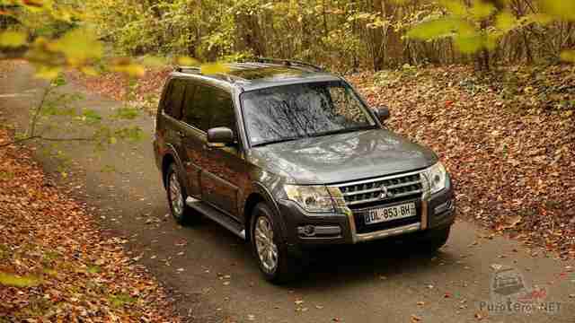 Mitsubishi Pajero на лесной дороге