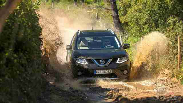 Ниссан x-Trail проезжает лужу