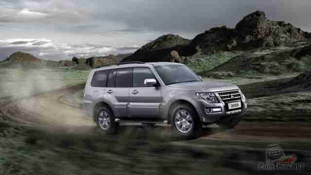 Серый Mitsubishi Pajero на повороте