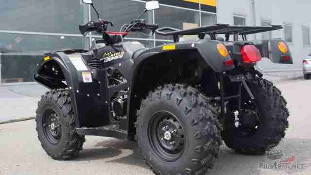 Stels Leopard 500 YS на стоянке перед зданием Stels Leopard 500 YS на стоянке перед зданием