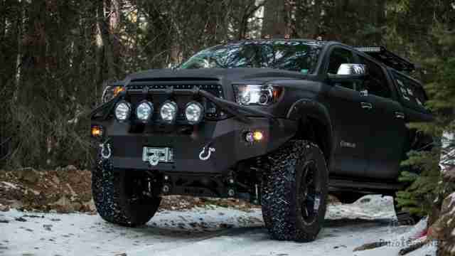Тюнинг чёрной Toyota Tundra в лесу