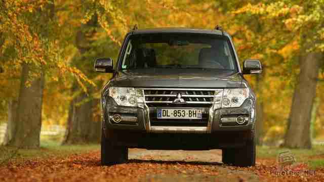 Вид спереди Mitsubishi Pajero в парке