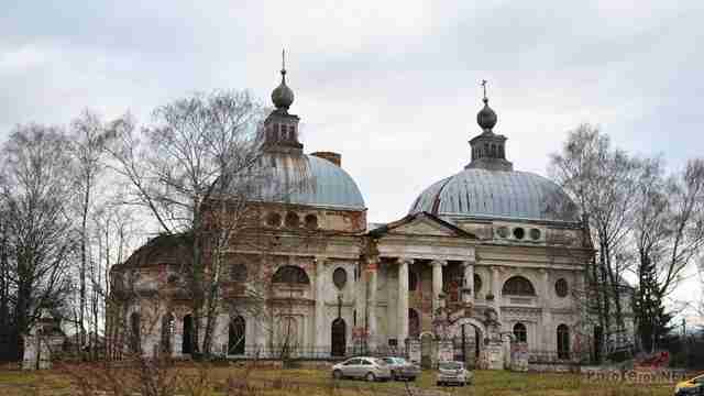 Автотуристы у ворот храма под Волоколамском