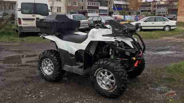 Белый Стелс ATV 800d во дворе