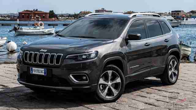 Чёрный Jeep Cherokee