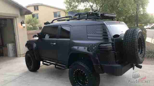 Чёрный стильный FJ Cruiser
