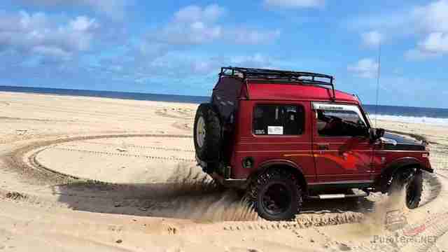 Дрифтующий Suzuki Jimny на песке
