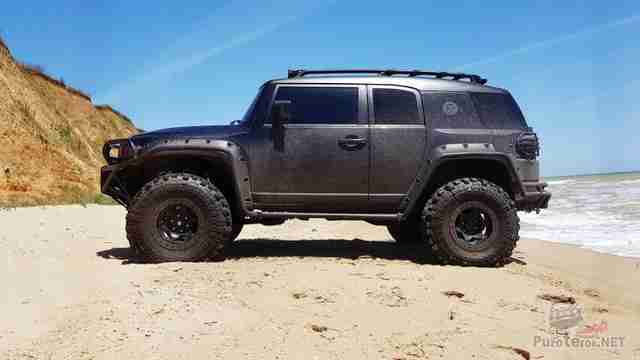 FJ Cruiser на больших зубастых колёсах