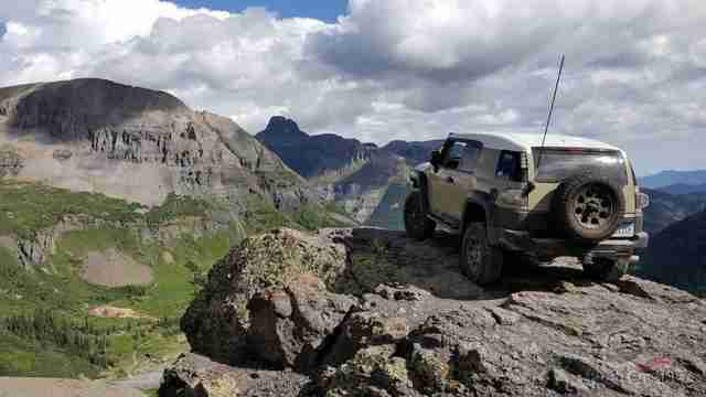 FJ Cruiser на фоне горного пейзажа