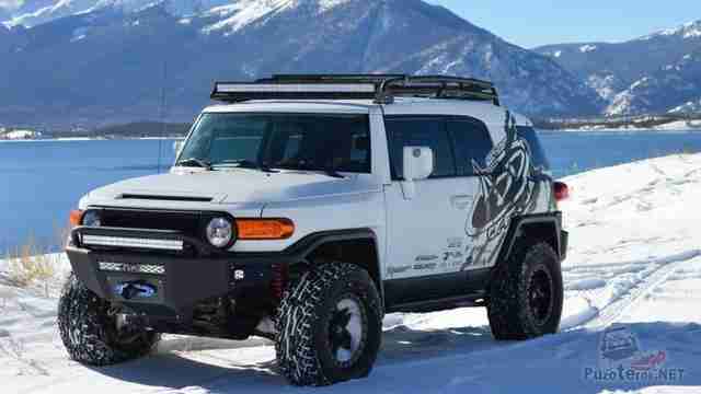 FJ Cruiser в снегу в горах