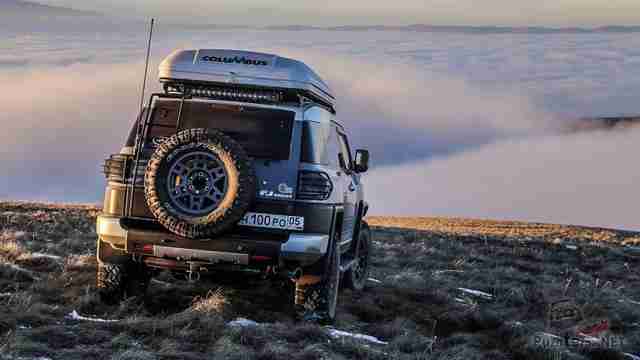 FJ Cruiser вид сзади