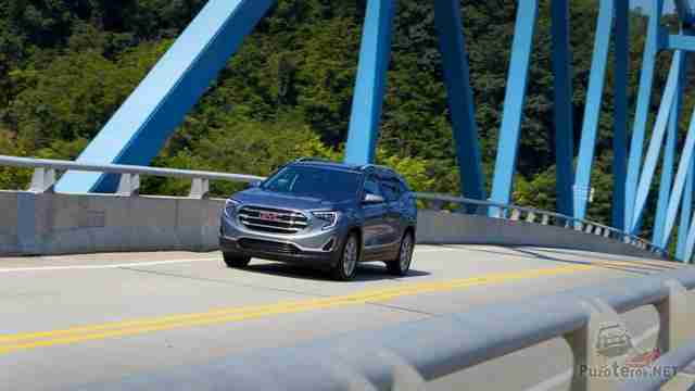 GMC Terrain едет по мосту