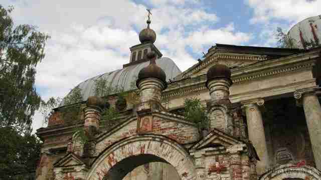 Икона Казанской Божьей Матери над воротами храма