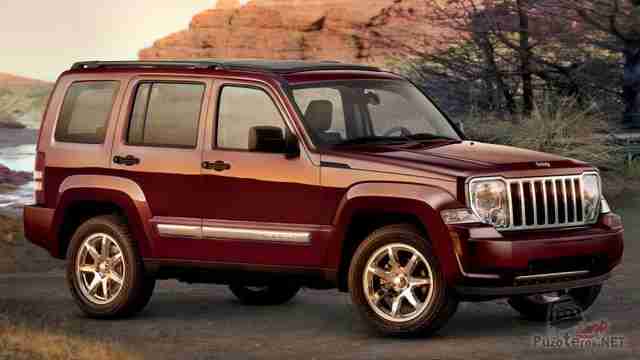 Jeep Liberty вишнёвого цвета