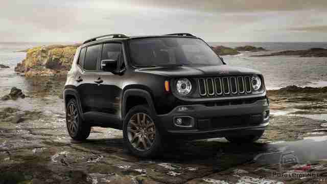 Jeep Renegade 2019 на скалистом берегу моря