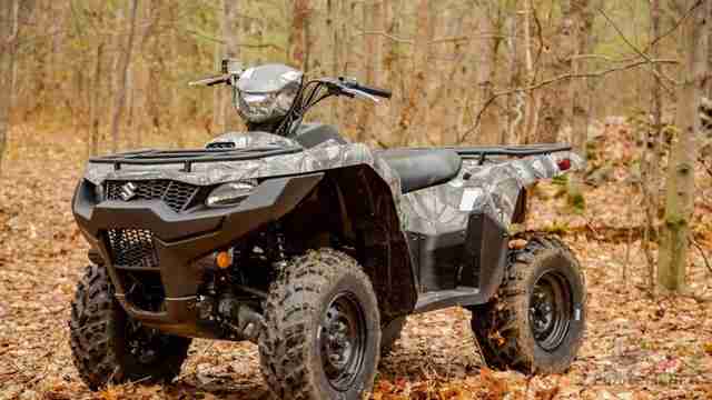 Камуфляжный Suzuki KingQuad 750 в лесу