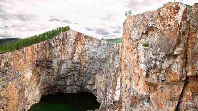 Красные от меди скалы Красные от меди скалы
