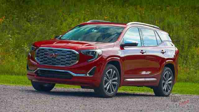 Красный GMC Terrain Denali 2018 года