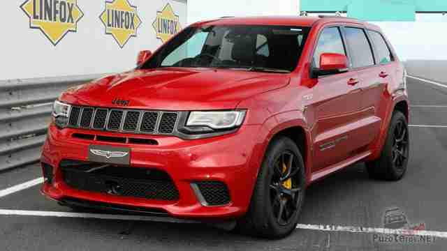 Красный Jeep Grand Cherokee Trackhawk