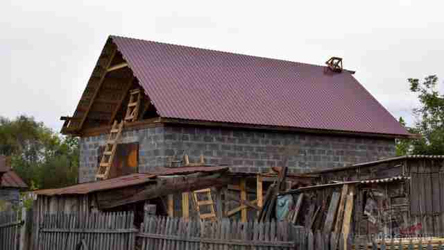 Крышу гаража покрыли профлистом