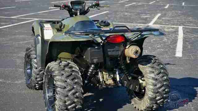 Квадроцикл Suzuki KINGQUAD 750 на стоянке