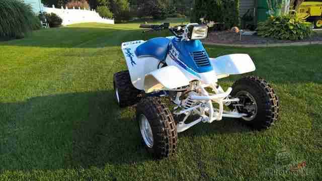 Квадроцикл Suzuki QUADSPORT Z80 на газоне