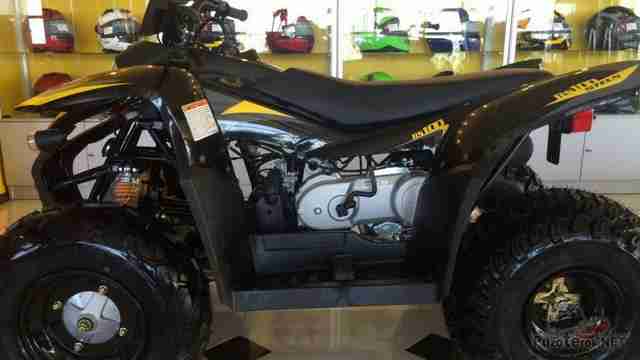 Квадроцикл atv 100 rc на фоне витрин