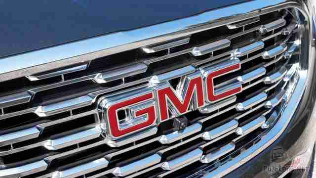 Логотип GMC на решётке радиатора