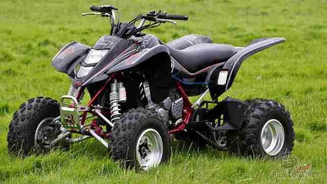 Мощный Suzuki QUADSPORT Z400 в траве
