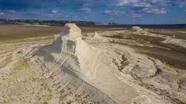 Останцы скал в степи Останцы скал в степи