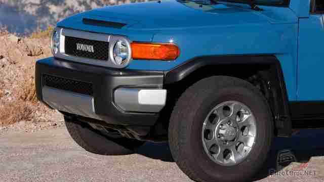 Передняя часть внедорожника FJ Cruiser