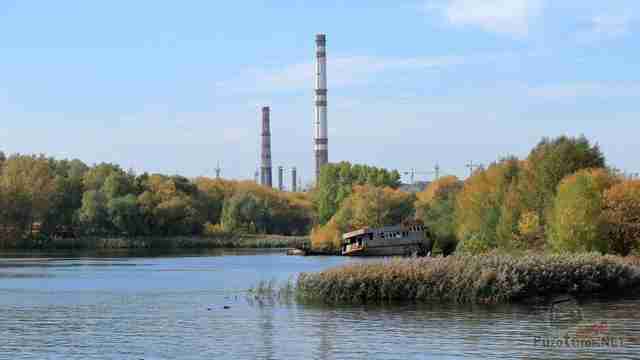 Ржавый остов корабля на Кожуховском Затоне