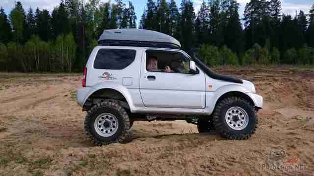 Suzuki Jimny со шноркелем на песке