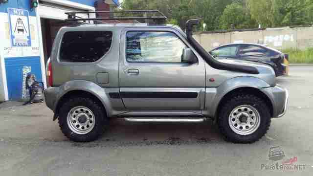 Suzuki Jimny со шноркелем у гаража