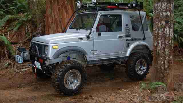 Suzuki Jimny в лесу на бездорожье