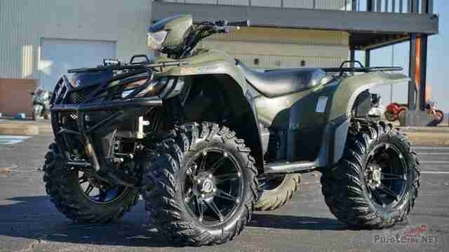 Сузуки KingQuad 750 перед зданием