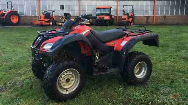 Suzuki Ozark 250 на фоне техники