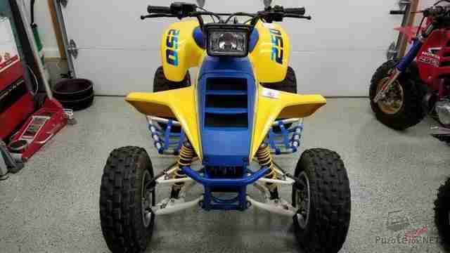 Suzuki QUADRUNNER F250 жёлто-синего цвета