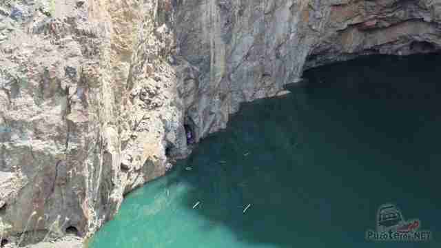 Туристы-экстремалы у кромки воды Туристы-экстремалы у кромки воды