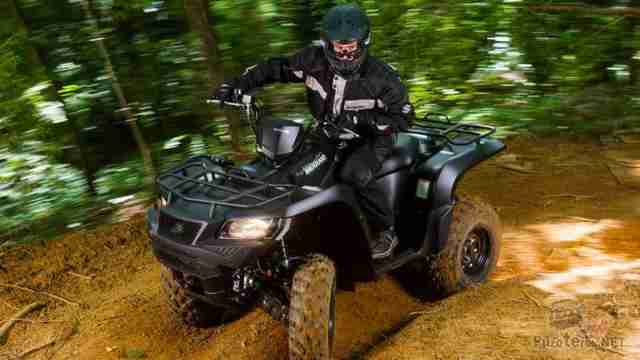 Водитель на квадроцикле Suzuki KingQuad 750