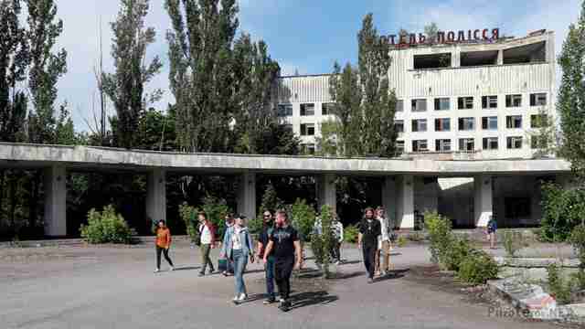 Группа туристов в центре города-призрака Группа туристов в центре города-призрака