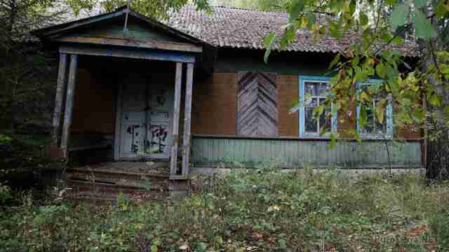 Покосившееся крылечко жилого корпуса