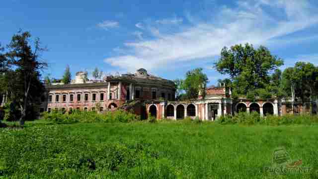 Просторная лужайка перед оранжереей