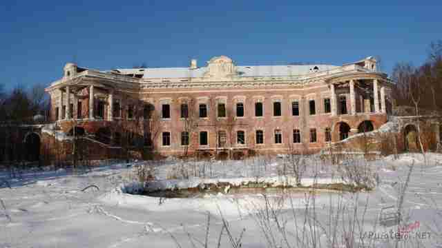 Сугробы перед дворцом Орлова в Семёновском