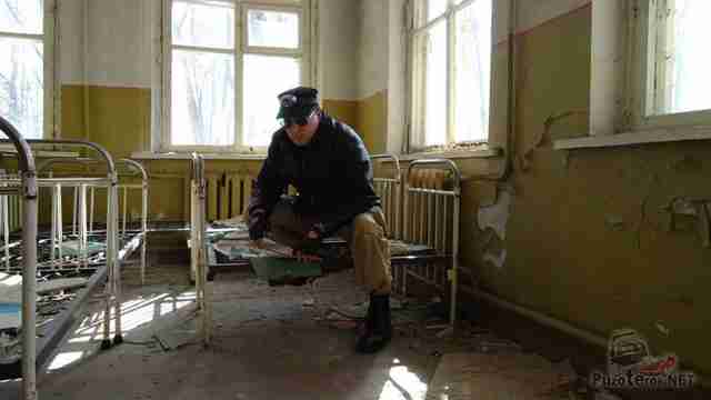 Турист-сталкер в заброшенном детском саду Турист-сталкер в заброшенном детском саду