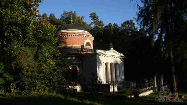 Усыпальница в парке усадьбы графа Орлова
