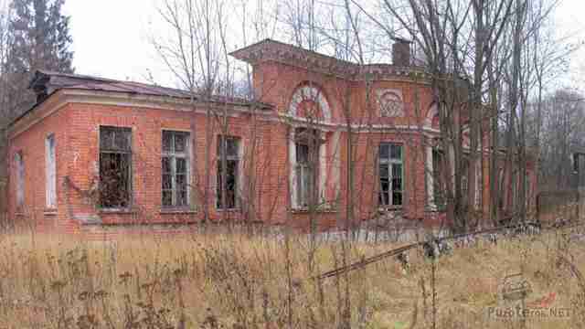 Восточный павильон в осеннем парке