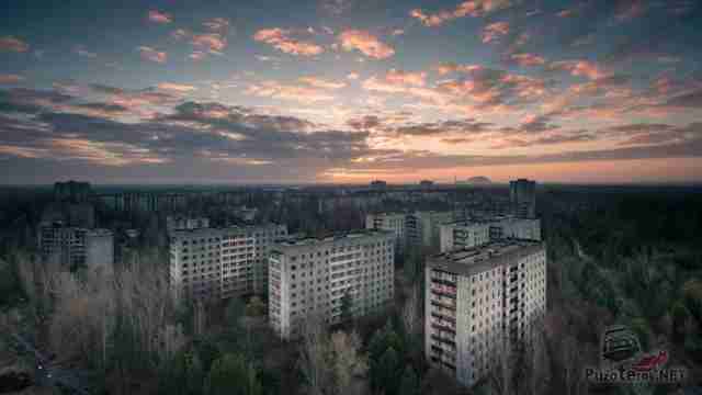 Закат над руинами Припяти Закат над руинами Припяти
