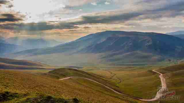 Дорога на плато в лучах солнца