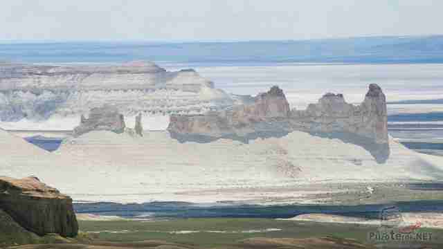 Скальные замки на берегу Каспийского моря Скальные замки на берегу Каспийского моря